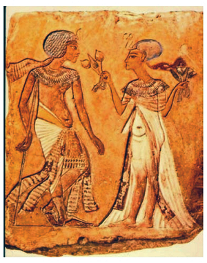 Relief aus der Amarnazeit (13. Jhd.v.Chr.) mit Darstellung eines Königs und einer Königin, die in ihren Händen Alraune-Wurzeln und Schlafmohnkapseln hält, Staatliche Museen zu Berlin, Ägyptisches Museum und Papyrussammlung, ÄM 15000,Foto: Margarete Büsing
