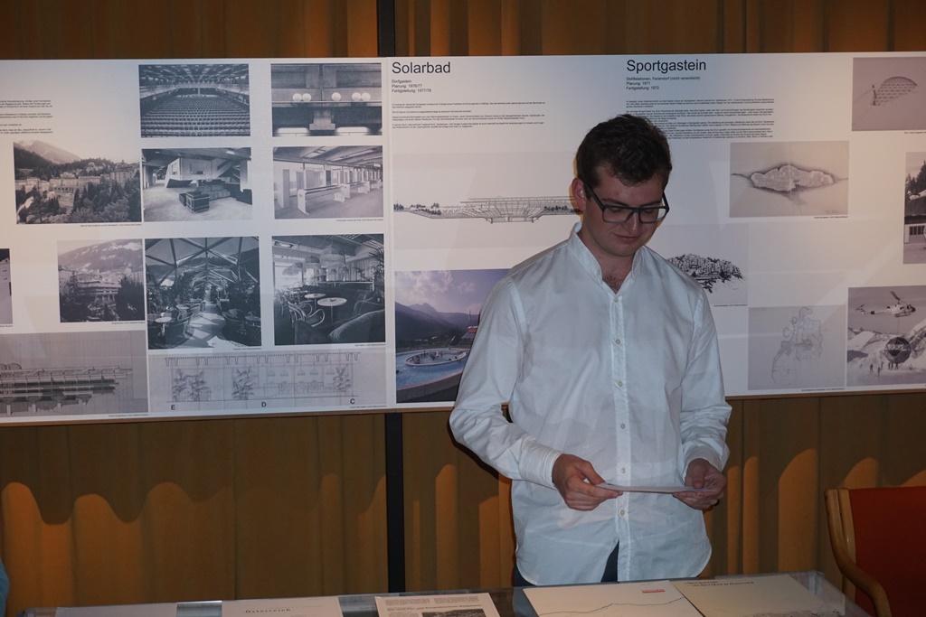 Max Greinwald in seiner Ausstellung               © Gasteiner Museum