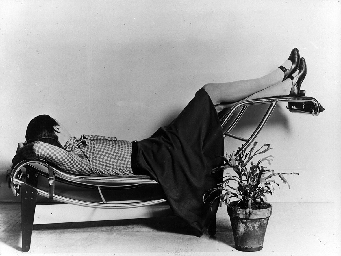 Charlotte Perriand auf der Chaise Lounge Basculante (LC 4) von Le Corbusier, Pierre Jeanneret und Charlotte Perriand,1928 © Archives Charlotte Perriand / FLC, Bildrecht Wien, 