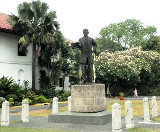 Plaza Armas - Jose Rizal Statue