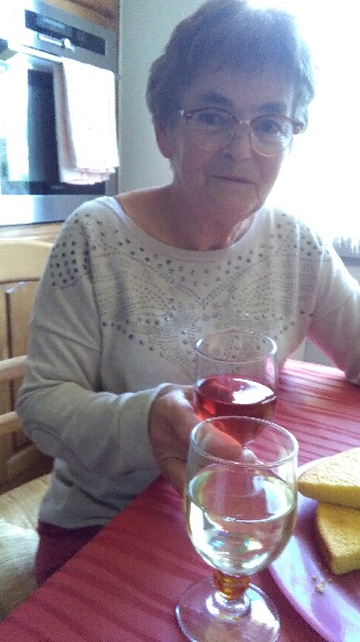 Nicole Hurel prépare l'apéritif.