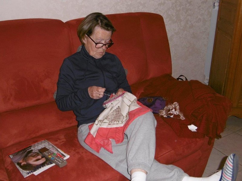 Annick Thomas concentrée pendant qu'elle Brode.