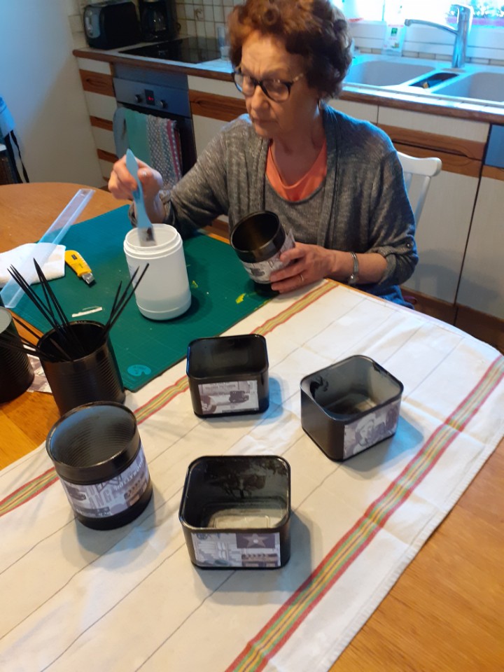 Françoise Lemouton utilise des boîtes de conserve pour fabriquer des pots de fleurs pour l'anniversaire de sa nièce.