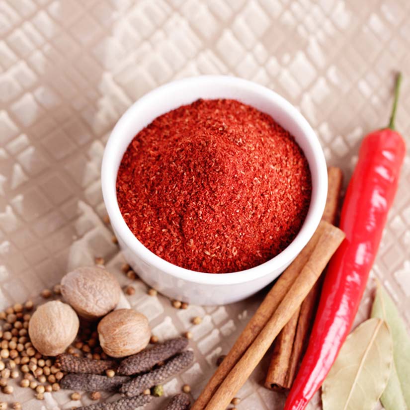 "Tandoori"; mélange d'épices utilisé dans la cuisine indienne, poudre fine de couleur rouge-brun Bismarck. Possède un goût très riche et subtil surtout à la cuisson, peu piquant et très aromatique.