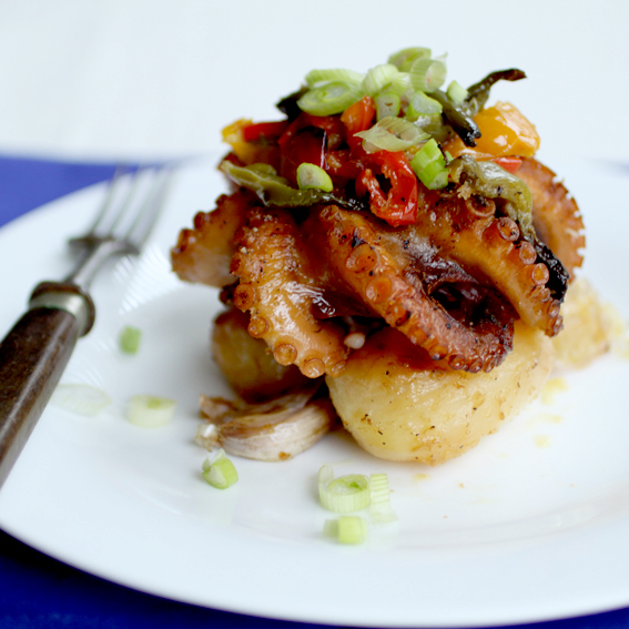 Polvo à lagareiro: plat de fruits de mer typiquement portugais avec du poulpe bouilli puis cuit au four dans une huile à l’ail et aux fines herbes, avec des pommes de terre écrasées