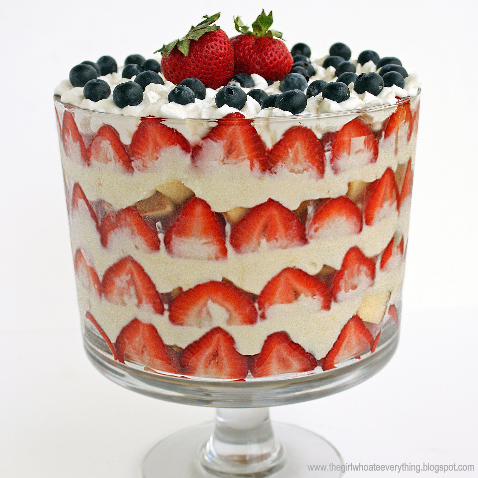"Trifle" - à base de crème pâtissière, fruits, génoise, jus de fruits ou gélatine, et crème fouettée.