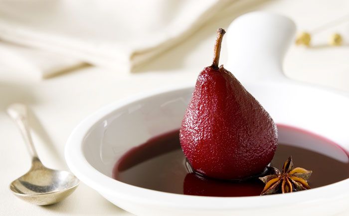 La poire à l'"Angevine", dessert préparé avec du vin rouge et de la cannelle.
