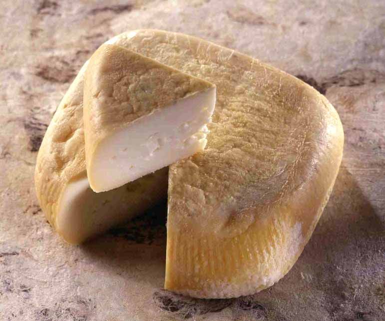 Niolo est un fromage de transhumance au lait cru de brebis ou de chèvre, à pâte molle et à croûte lavée, produit exclusivement en Corse