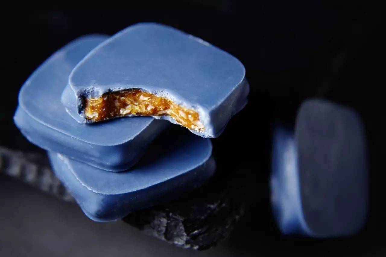  Le "Quernon d'ardoise" - Nougatine caramélisée enrobée de chocolat bleu, spécialité "Angevine" créée en 1966.