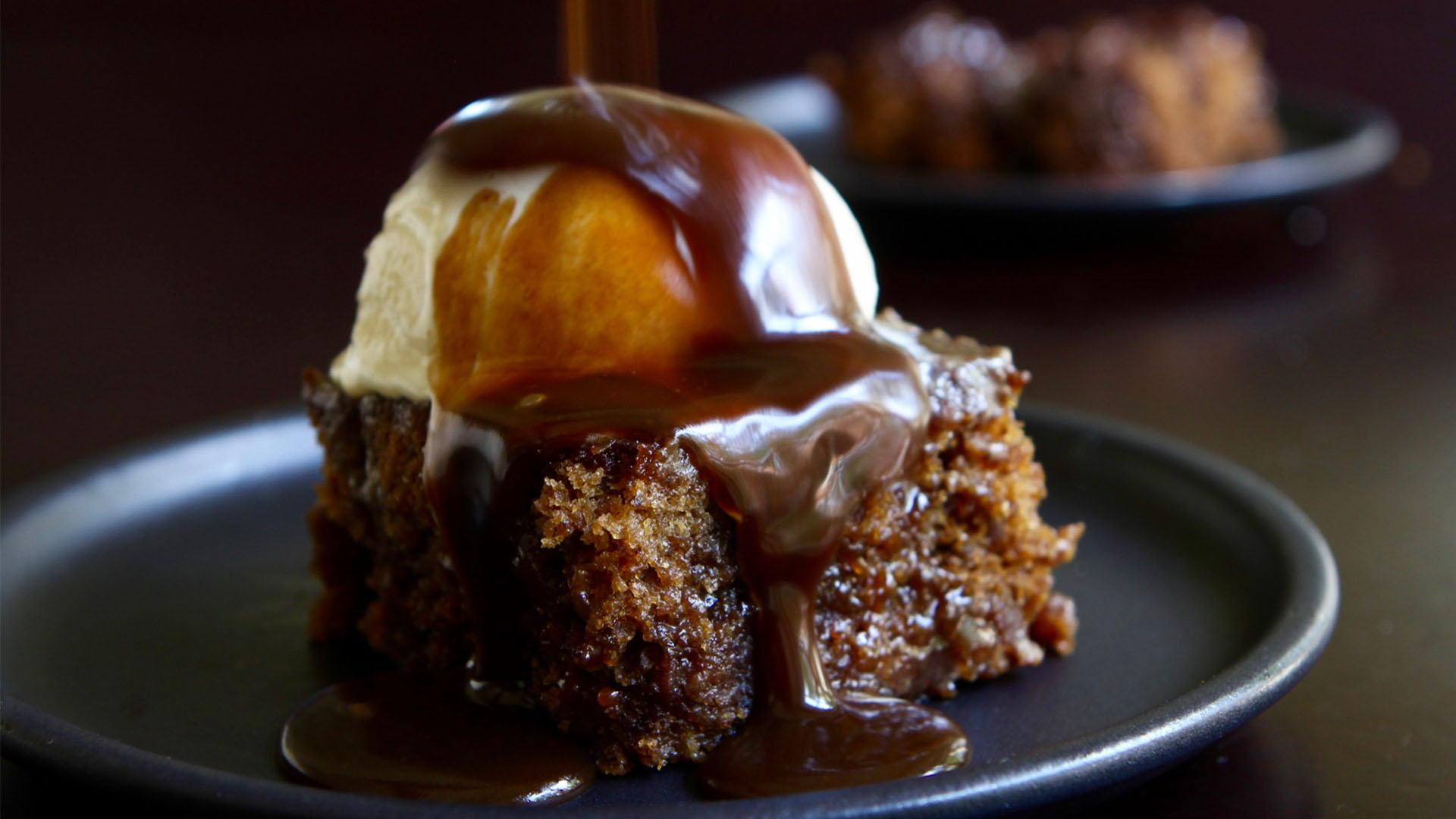 "Sticky toffee puddings" - Le pudding au caramel collant est un dessert britannique composé d'une génoise très moelleuse, faite de dattes finement hachées, recouvertes d'une sauce au caramel et souvent servie avec une glace à la vanille
