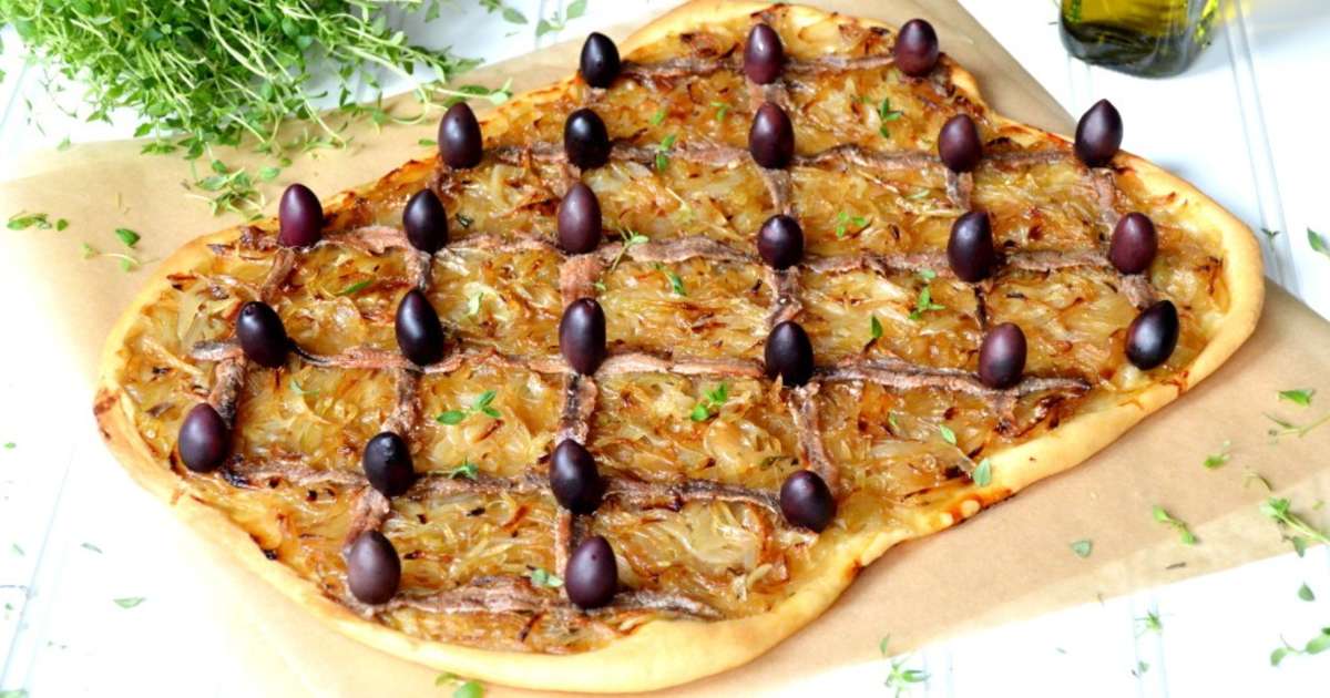 "Pissaladière" - Pâte à pain, pissalat (sardine + anchois), compotée d'oignon, olives noires