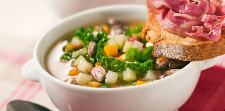Soupe Corse - Elle se compose de haricots secs, de chou frisé, de haricots verts, de macaroni et de panzetta.