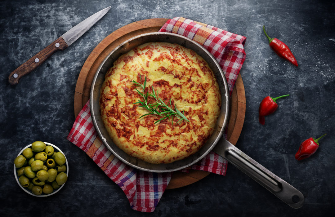 Tortilla - Omelette à base de pomme de terre, existe sous des versions différentes : avec ou sans oignon, aux légumes, au chorizo, au poivron..