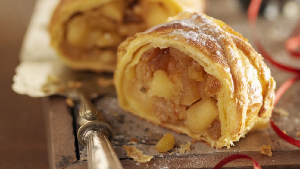 Apfelstrudel: spécialité traditionnelle de pâtisserie de la cuisine autrichienne, variante de gâteau strudel, à la pomme, noix, amandes, cannelle, et raisins secs.