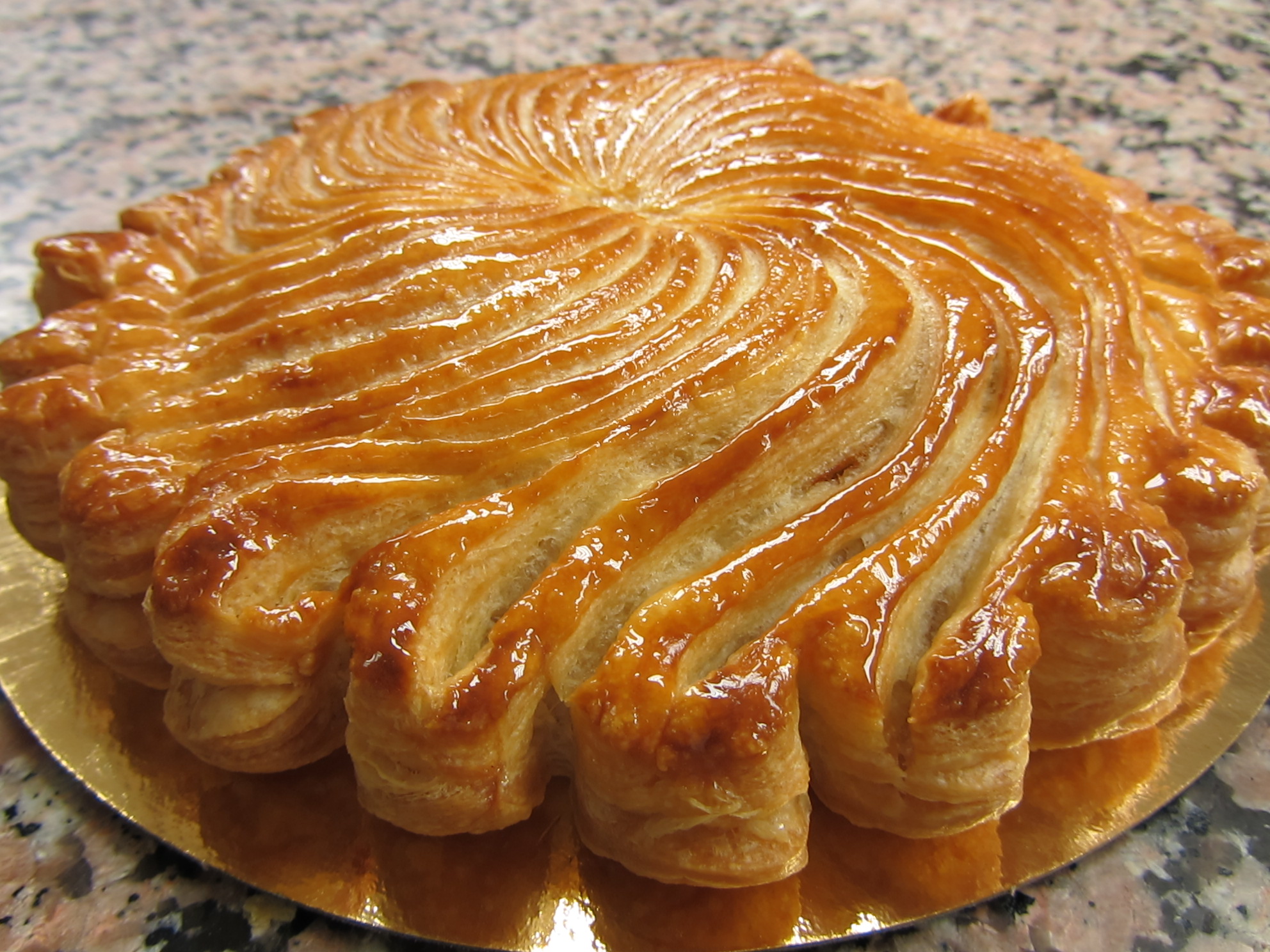 Pithiviers, gâteau à base de crème d'amandes du même nom que la ville située dans le Loiret