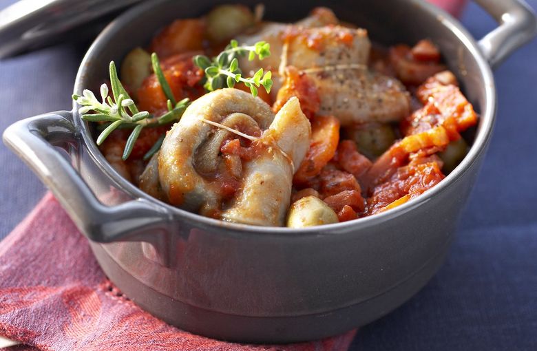 "Pieds et ¨Paquets" : spécialité Marseillaise, panse et pieds de mouton, mijotés dans une sauce au vin blanc et à la tomate.