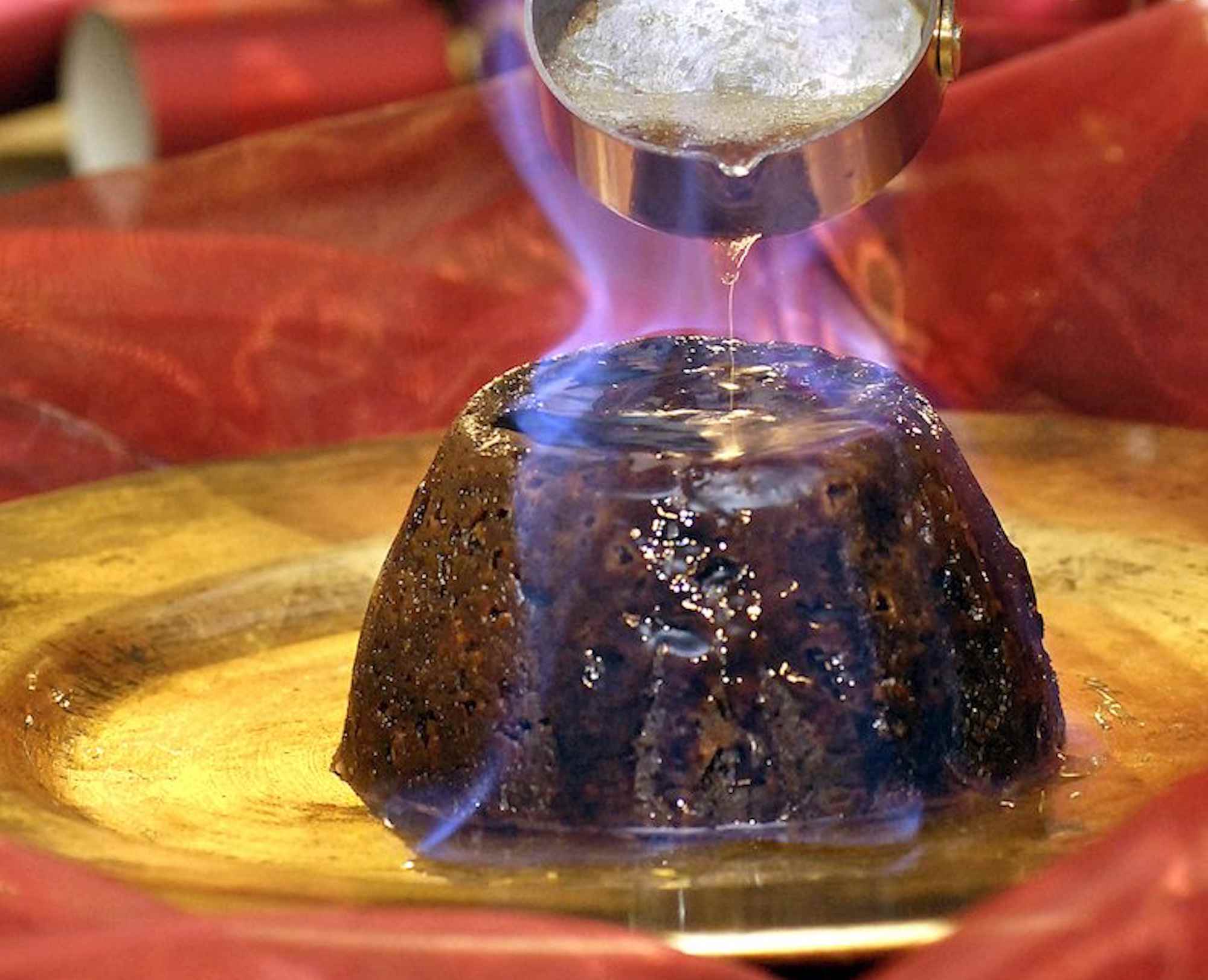 "Christmas Pudding" - Gâteau à base farine, oeufs, laits, beurre, cassonnade; agrémenté de raisins secs macérés dans du cognac, fruits confits, pruneaux, amandes, canelle, gingembre, muscade.