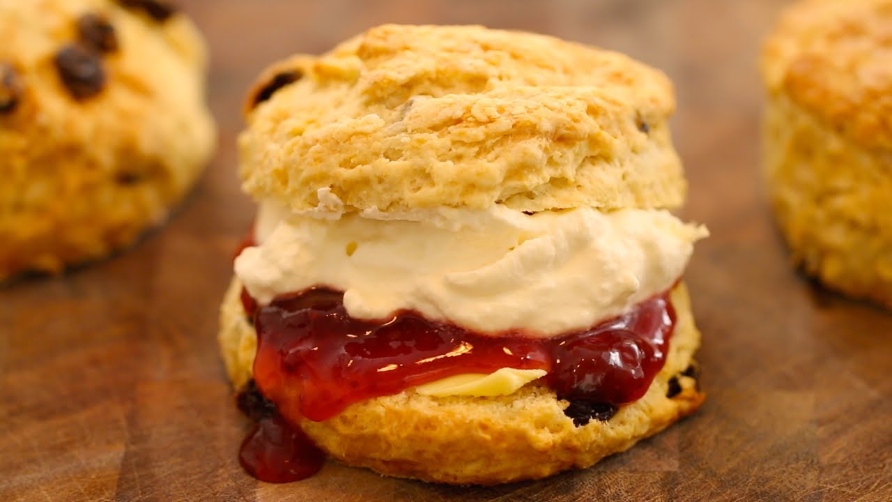 Scones avec confiture et crème épaisse pour l'"afternoon-tea"