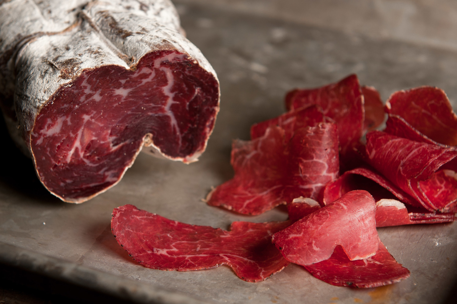 Braesola - Spécialité Italienne  IGP - Réalisée à partir de viande de bœuf aromatisée, salée et séchée. Les morceaux utilisés sont la noix ou le gîte.
