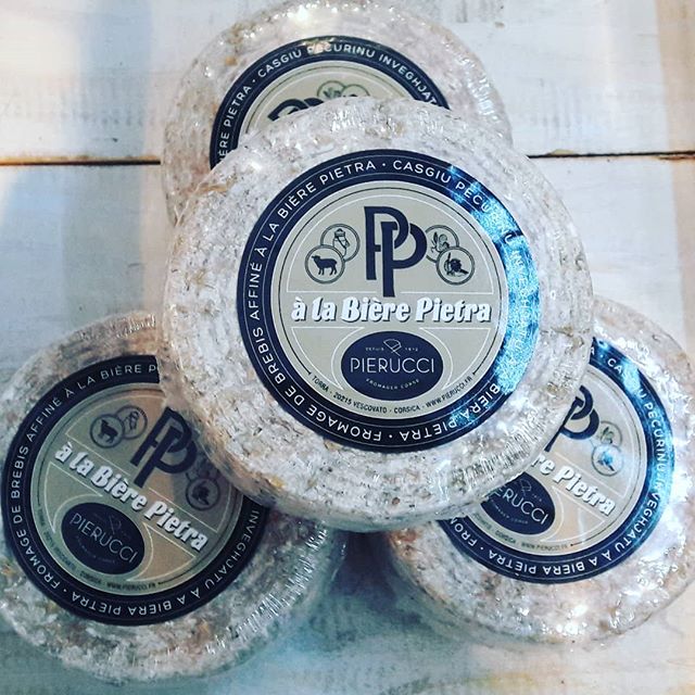 Tome de Brebis, affinée dans la mousse de bière Pietra (bière à la châtaigne) ce qui apporte du fruit, de tendresse et l'onctuosité 