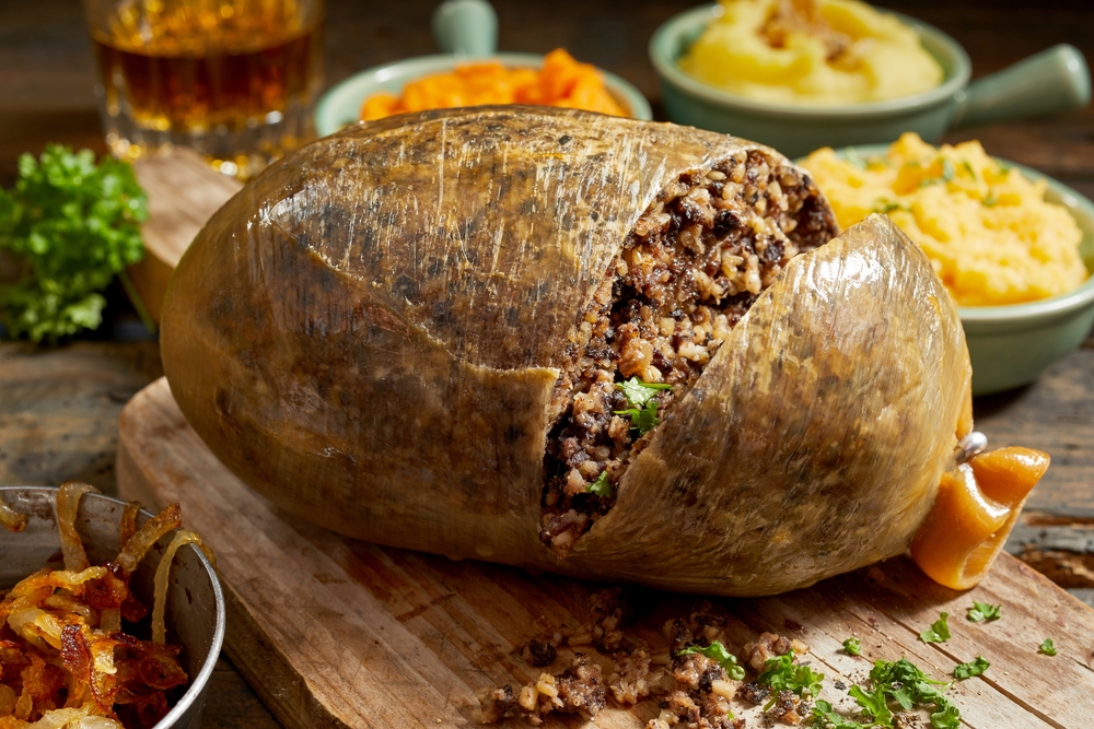 Haggis - Spécialité Écossaise - panse de brebis farcie avec: abats de mouton, oignon et céréales