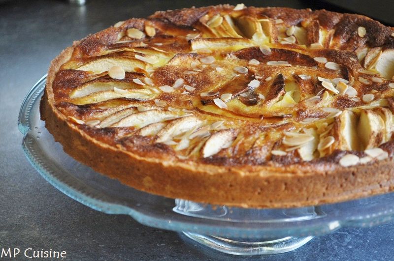 Tarte Normande: tarte aux pommes dont la garniture est composée de farine, d'œufs, de crème, de sucre et d'un peu de calvados