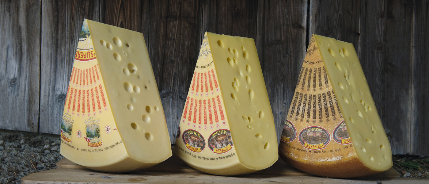 Emmentaler -  célèbre fromage tire son nom de la vallée de l'Emme, dans le canton de Berne.