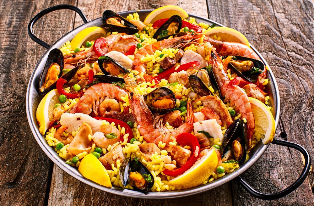 Paella - plat traditionnel à base de riz rond, originaire de la région de Valence en Espagne, qui tient son nom de la poêle qui sert à la cuisiner.