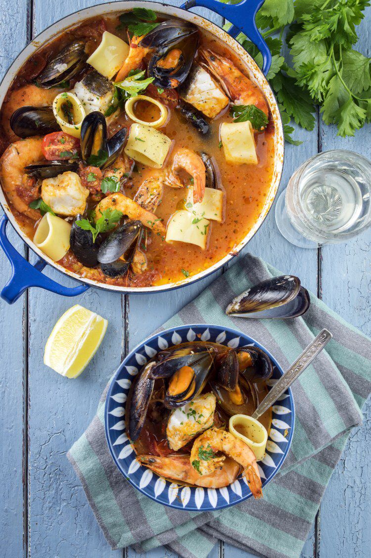 Zarzuela - ragoût de fruits de mer et poissons, avec de la tomate. (moules, palourdes, encornet, gambas, langoustines, lotte, légumes, huile d’olive)