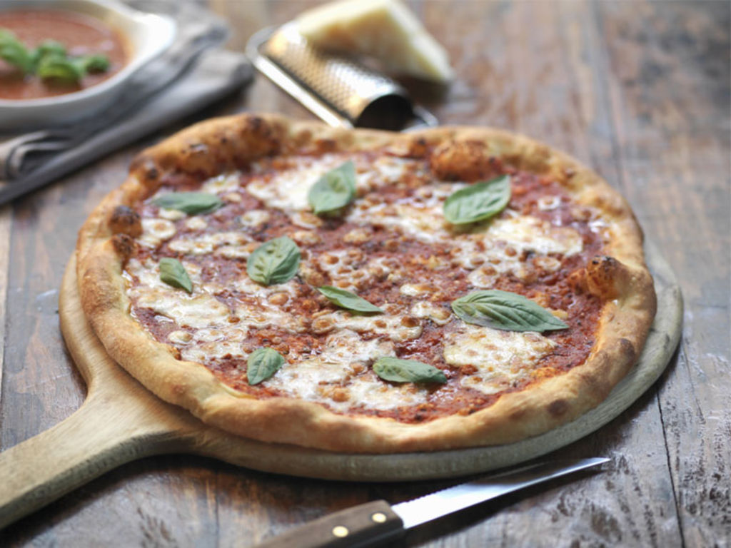 Pizza - Les Napolitains sont les premiers à recouvrir leur pain de tomates. ... C'est en 1780 que la première pizza d'Italie moderne voit le jour, la pizza Margherita (tomates, fromage), en l'honneur de la reine Margherite