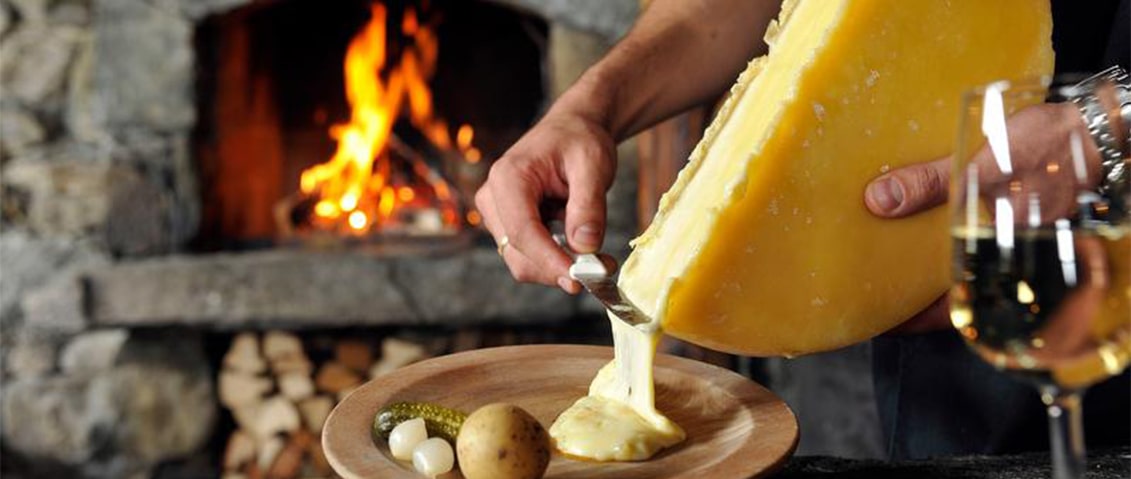 Raclette du Valais - crémeux et goûteux, est fabriqué exclusivement dans le canton du Valais avec du lait cru de vache.