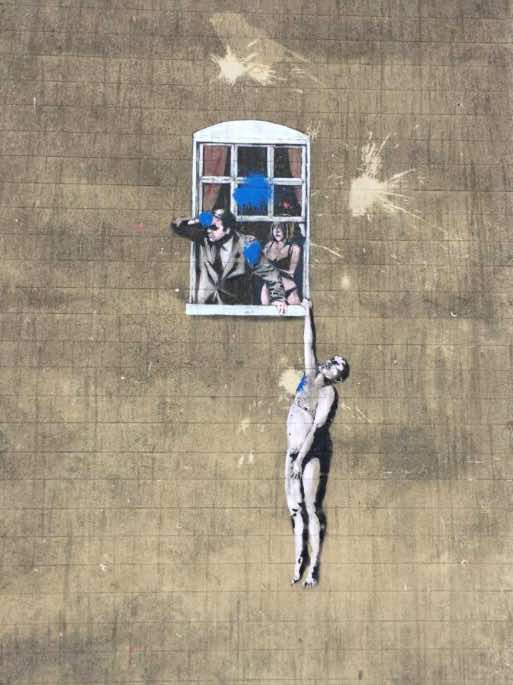 C'est une oeuvre de l'artiste Banksy, connu pour ses dessins engagés, à Bristol, ville dont il est originaire.