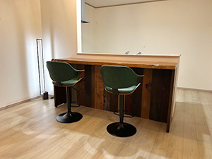一枚板のBARカウンター風