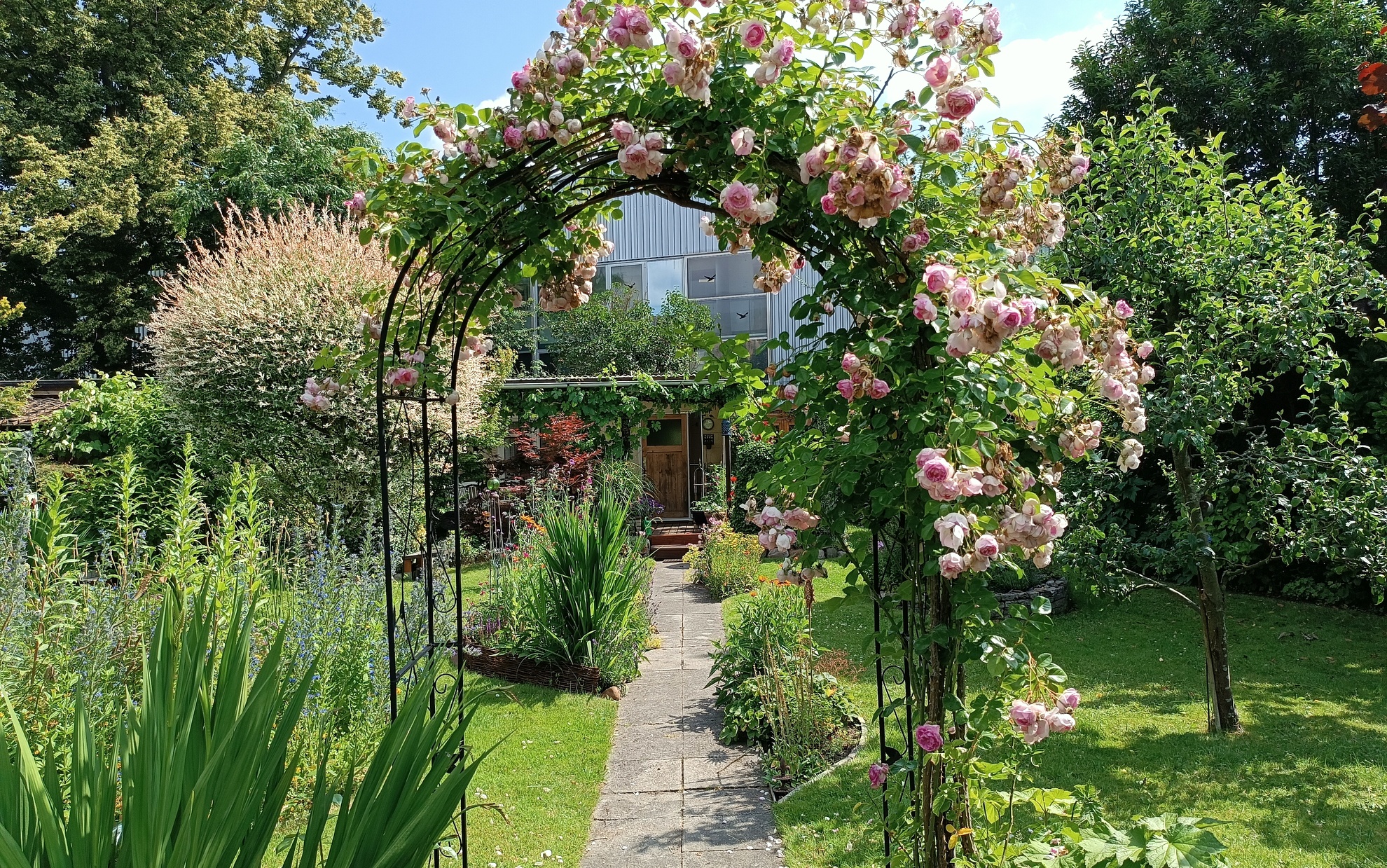 Gartenweg interessant gestalten: Ideen & Tipps für schöne Gartenwege
