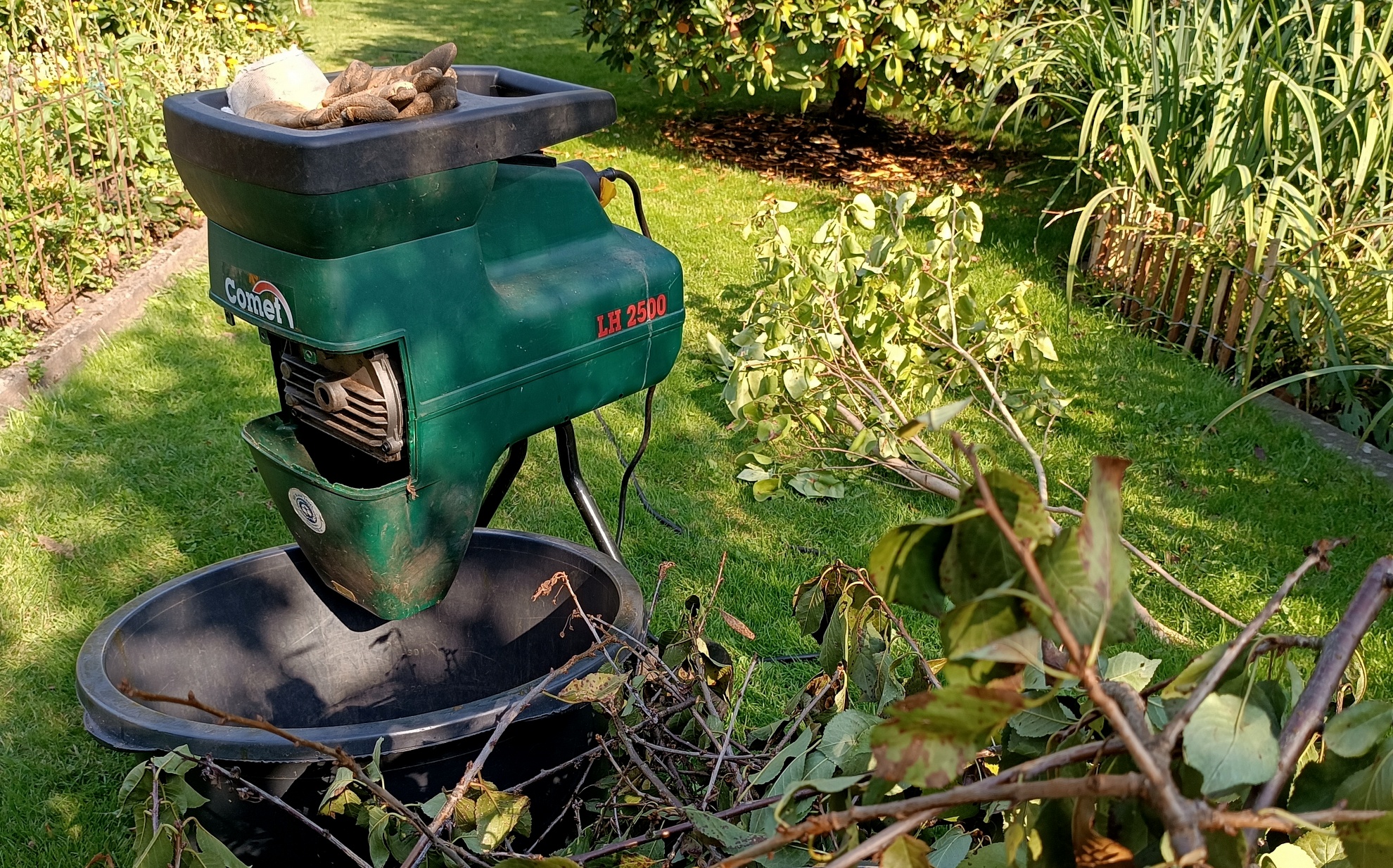 Gartenabfälle und Baumschnitt häckseln: Worauf sollte man achten