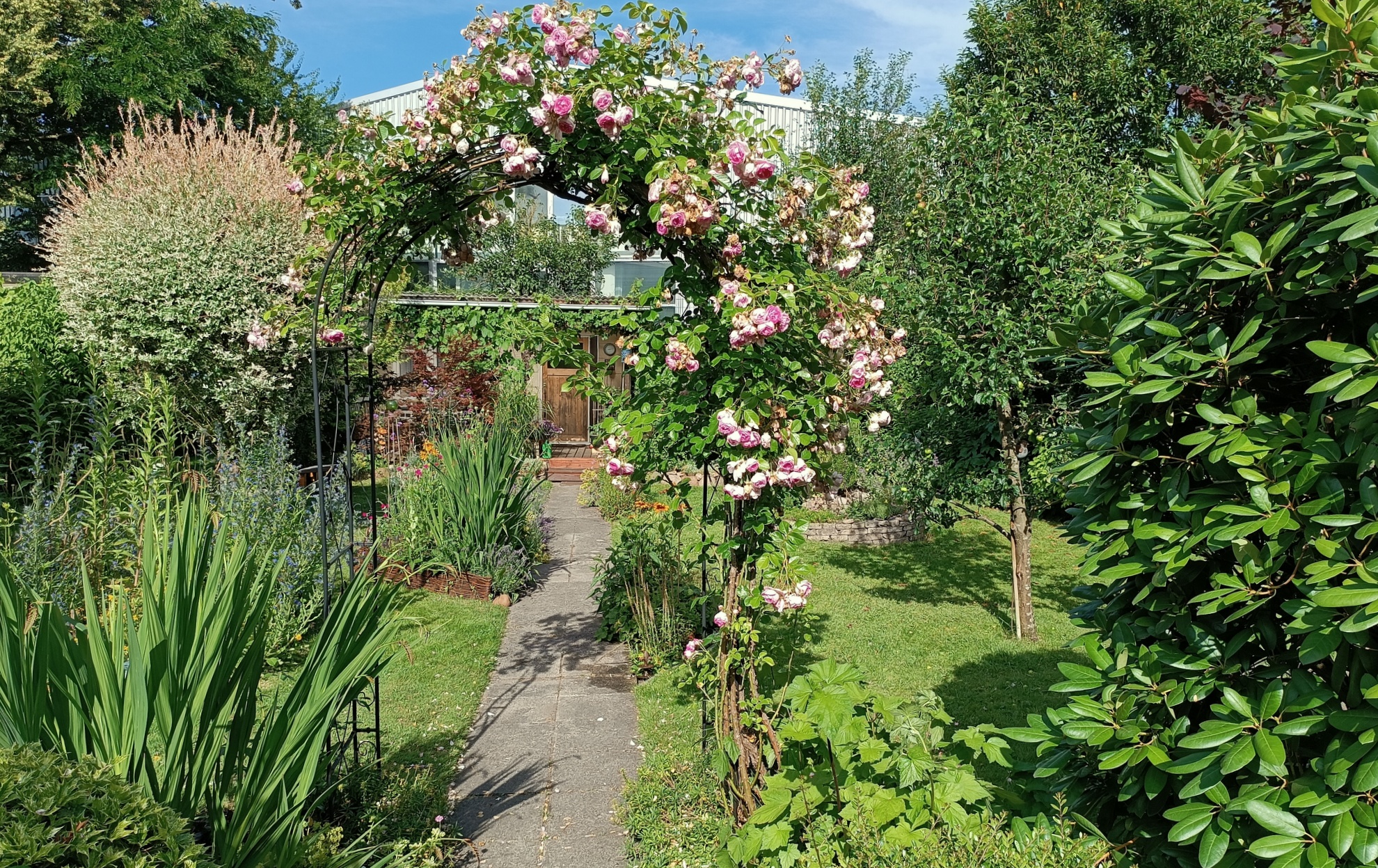 Geraden Gartenweg auflockern