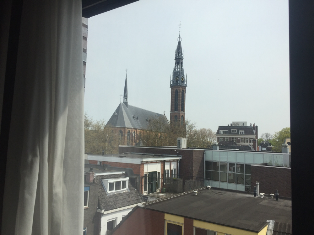 Uitzicht vanaf de kamer. Niet heel bijzonder en die klok heb ik vaak horen luiden in de nacht haha!