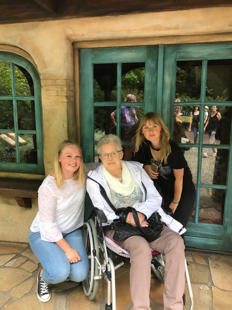 Met oma en mijn zusje