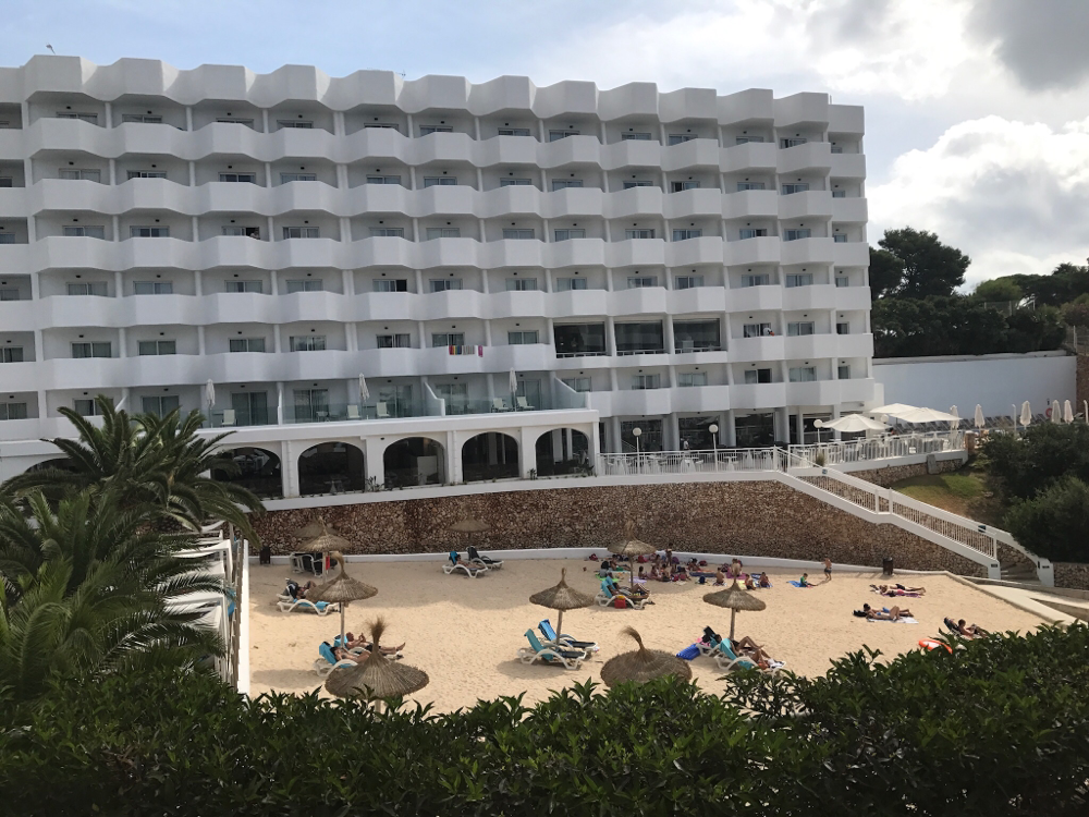 Het hotel lag aan een strandje