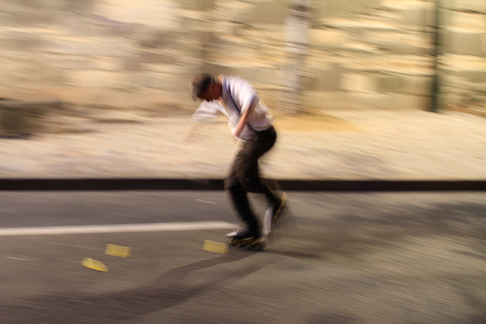 Skater abends am Seineufer in Paris