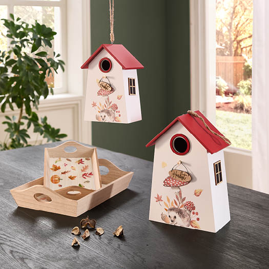 Zwei dekorative Vogelhäuschen mit roten Dächern und herbstlichen Igel- und Pilzmotiven, zusammen mit einem herbstlich gestalteten Tablett, Dekorationsartikel von formano.