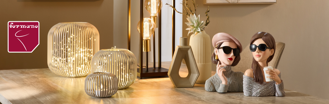 Stilvolle Wohnaccessoires von formano: Moderne Tischdeko mit eleganten LED-Laternen, kunstvollen Vasen und dekorativen Frauenfiguren mit Sonnenbrillen – perfekte Highlights für trendbewusste Winter- und Weihnachtsdekoration.