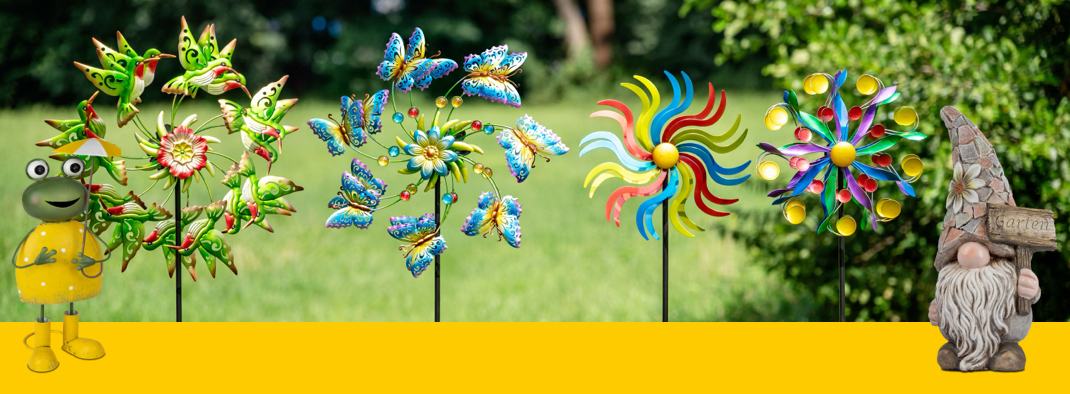 Fröhliche Gartendekoration von formano: Farbenfrohe Windräder mit Schmetterlingen, Blumen und Spiralmustern, begleitet von einem lachenden Frosch in Regenjacke und einem Gartenwichtel mit Schild – ein echter Hingucker für jede grüne Oase.