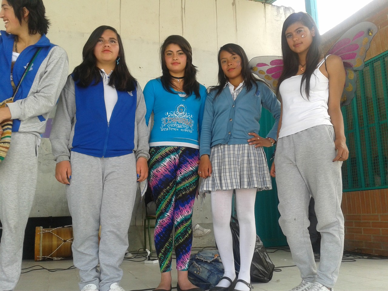 Conmemoración a las coristas que representaron al colegio en: " Canta, Bogotá Canta"; izando bandera en el día de Ética y Religión.