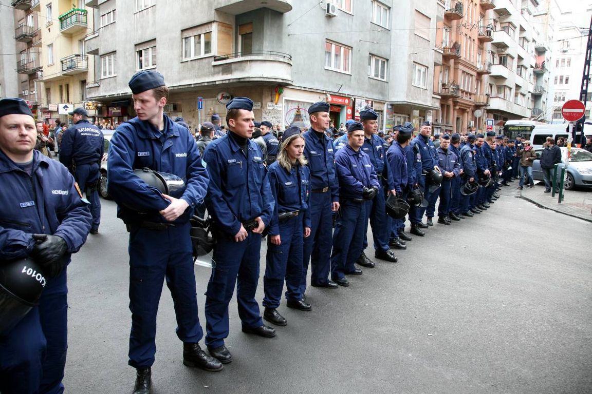 Schliesslich wird die “unbewilligte Demo“ von der Polizei aufgelöst…