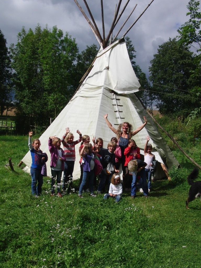 Vor unserem Tipi, mit vielen tollen Kids!