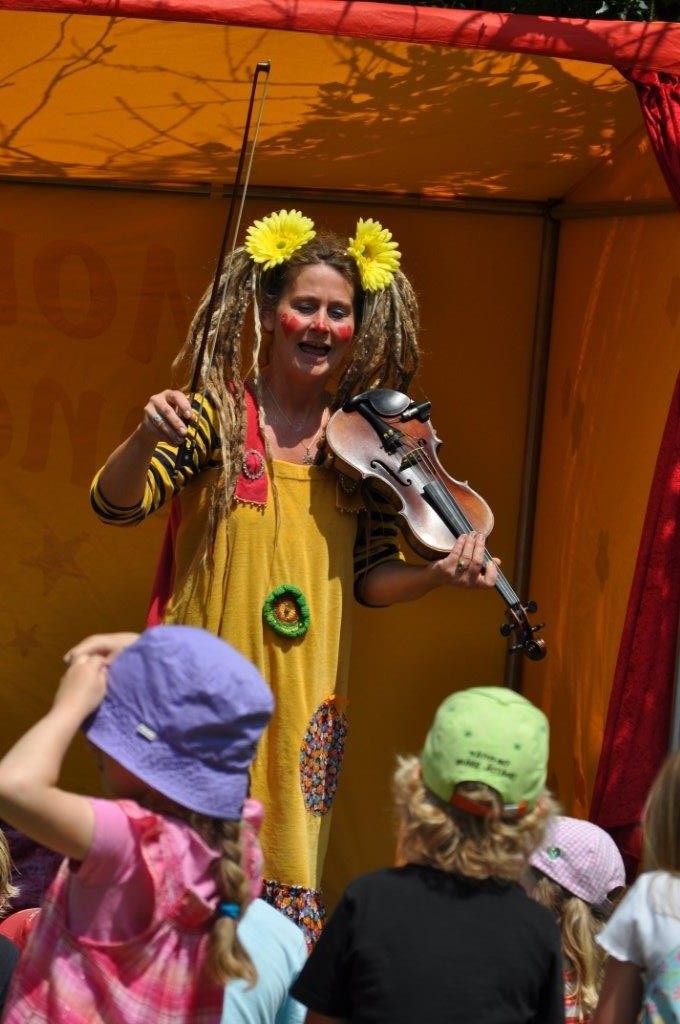 Monique stellt ihr Liebelingsinstrument, die Geige vor!