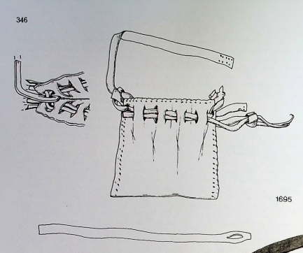 Début 14e siècle, cuir de cerf, Londres, 88mmX90mm. Dress Accessories, figure 228, p. 344-346.