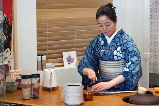 店舗で抹茶をたてる様子（雪月華提供）