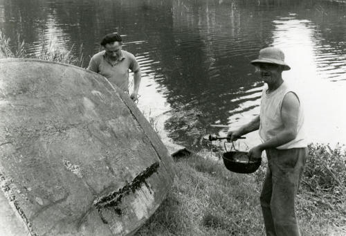 Coulon - Le Préplot, gemmage d'un bateau. Marais poitevin